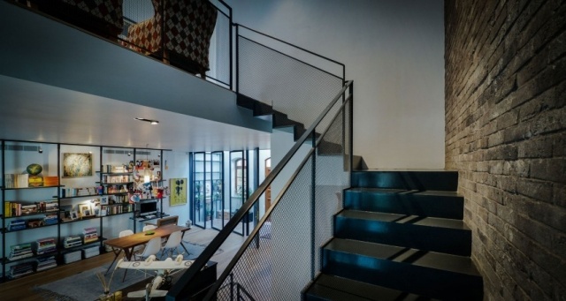 V dom-rustikálne kamenné múry integrované do schodiska V-Designvilla-tel-aviv-historicky-zachovale-murivo-integrovane