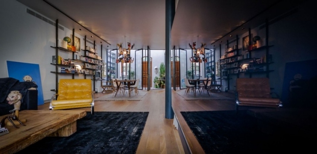 Žlté čalúnené kreslo s kovovým rámom-púta pozornosť v obývačke súkromná-mestská-vila-V-dom-obývačka-eklektický-mix štýlov