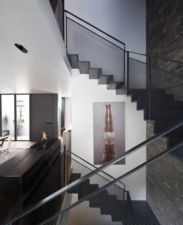 Nástenná dekorácia v schodisku jogové ásany V-House-interiér-dizajn-kombinuje-staré-a-moderné