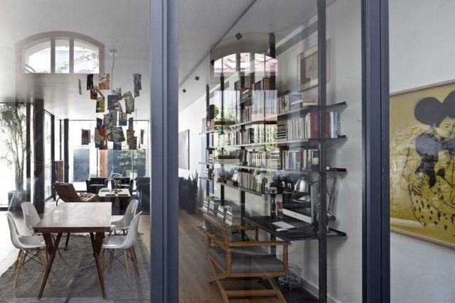 Svetlíky poskytujú viac denného svetla v interiéri s množstvom dreva Moderná rezidencia-obývačka, jedálenský kút, skrinka v stredomorskom štýle