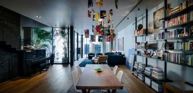 V House v Tel Avive kombinuje nový a starý pohľad do interiéru budovy Jedáleň-stôl z masívu-otvorené-poličky na knihy-závesné-dekorácia