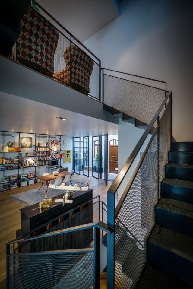 V Dom so záhradným interiérovým dizajnom -drevené podlahy nápady-na schody-kov-čierna-matná-zábradlie-zábradlie