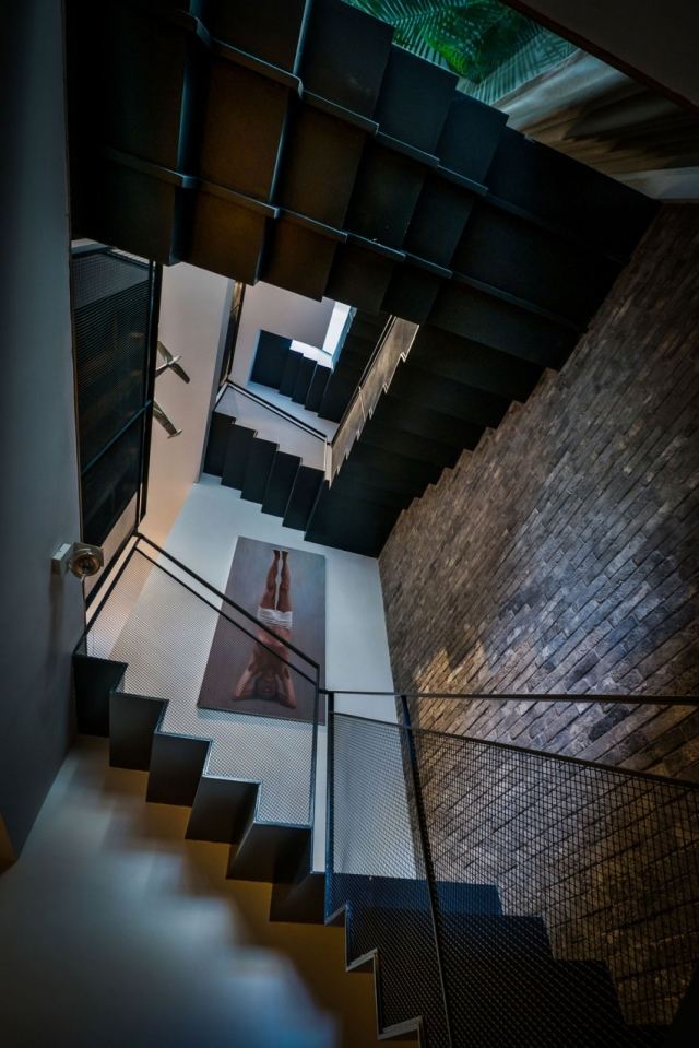 Moderný dizajn schodiska-kovové schodiskové stupne s úchytovými lištami Dekoračné fotografie-veľkoformátový-výraz-schodisko