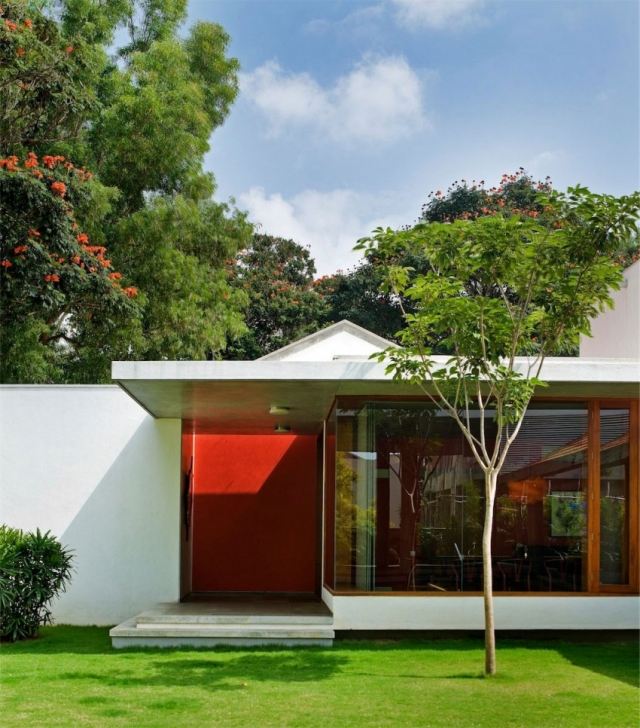 moderná konštrukcia-integrované-tradičné-prvky-knižnica-dom-India