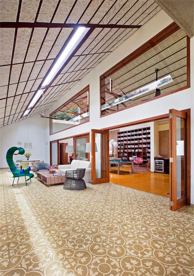 Dizajn podlahy-kvetinové ornamenty-dom-knižnica-dvojitá výška-strop