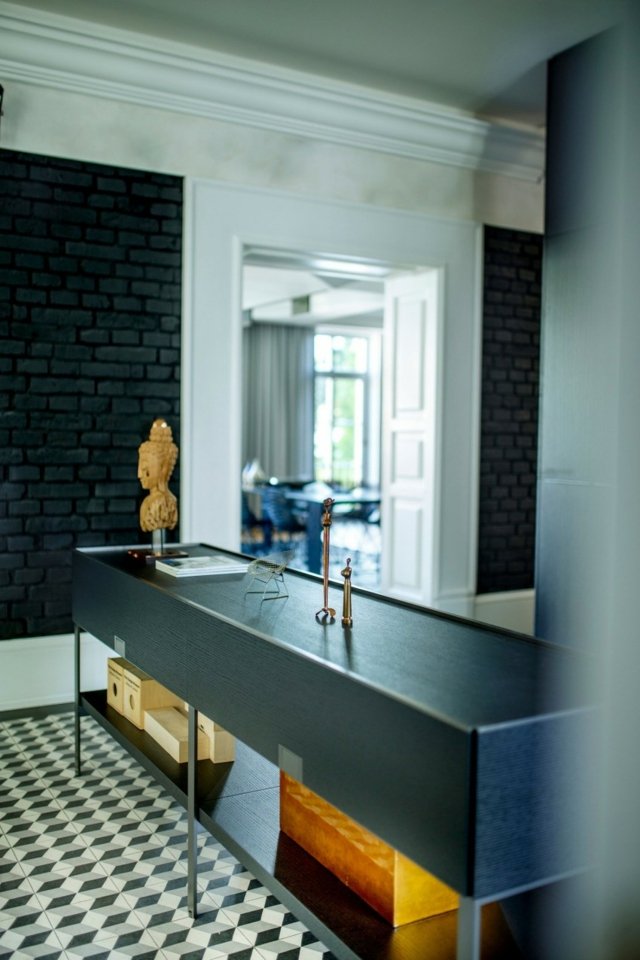 Dekoratívne figúrky a sochy, drevený príborník z čierneho dreva Odkladací stolík-ozdobný-stôl-z-dreva-na-knihy-a-dekoračné prvky