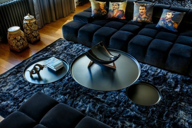 kovové konferenčné stolíky do troch výšok, čalúnené vankúše a kožušinový koberec Hollywoodske tváře na vankúši-koberec-z-umelej kožušiny-dekorácia-na-podlahe