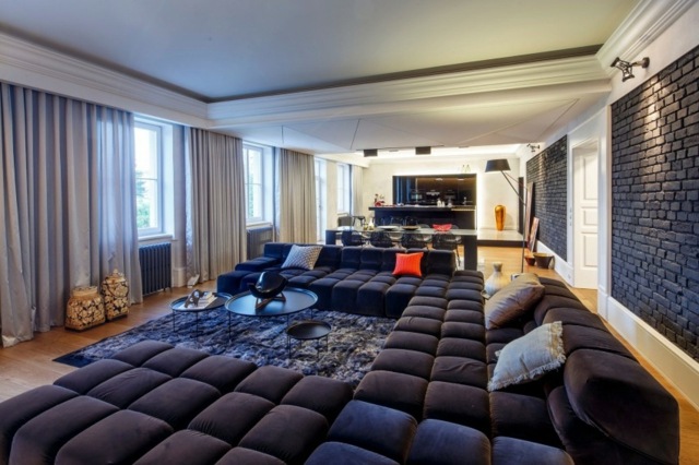 Súkromná obývacia izba s jedálenským kútom a čalúnenou pohovkou Okno vpredu-drevená podlaha-jedálenský stôl-závesy