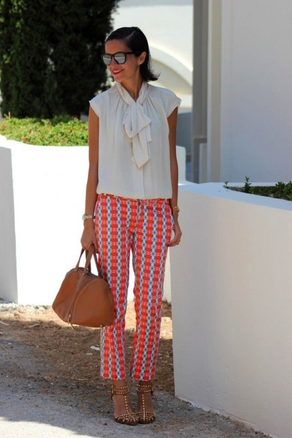 Romantická blúzka je kombinovaná s farebnými nohavicami leto-2014-trend-farby-nohavice-oranžovo-biele