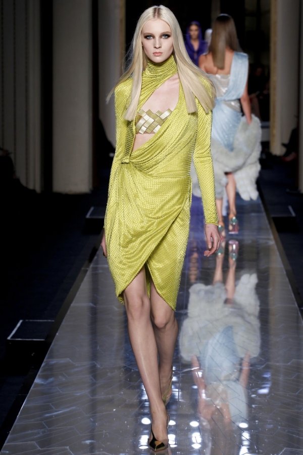 Večerné šaty so zlatým a žltým - mandarínkovým golierom Atelier-Versace-leto-2014-šaty-móda