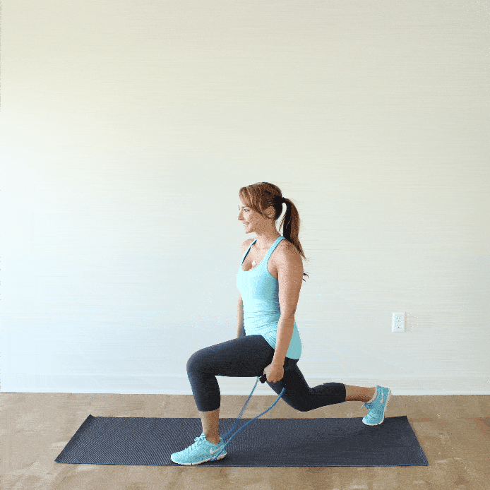 Výpad s posilnením ramien a cvičeniami s posilňovacím pásom