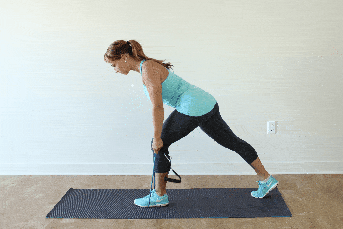 Na zmenu polohy tela použite cvičebnú pásku a skrčený rad