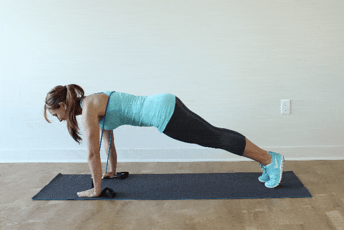 odporový pás kombinuje cvičenia s klikami pre väčšiu fyzickú záťaž a efektivitu