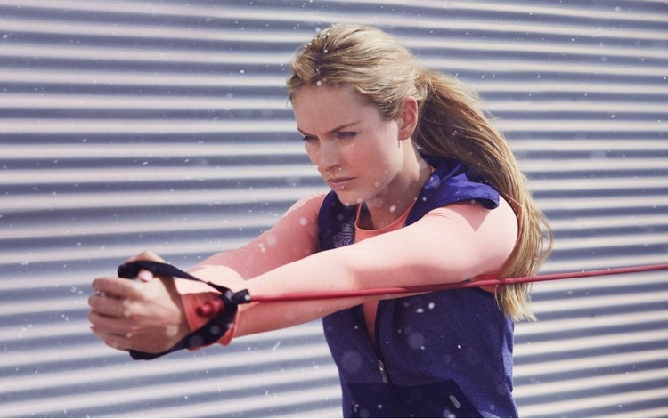 intenzívny tréning s ramenami vpred a odporovým pásom pre optimálne výsledky