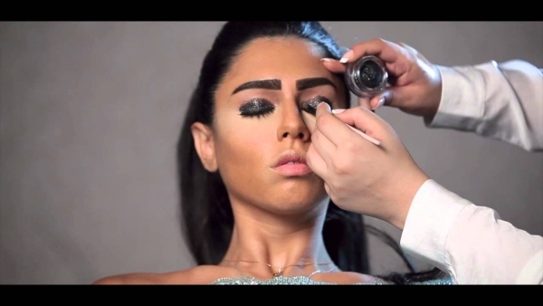 silné líčenie-s-trblietkami-krásna-bruneta