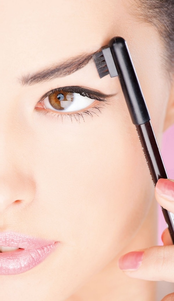 ženy-čierne-obočie-make-up-s-štetcom