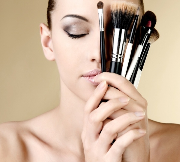 ženy tvár make-up kefy nastaviť ruky