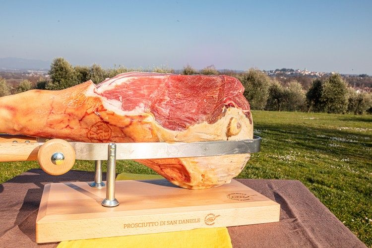 Farba šunky a technika krájania prosciutto Pochúťka z Talianska