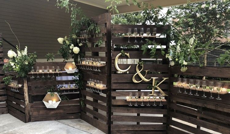 DIY šampanské steny vyrobené z drevených paliet