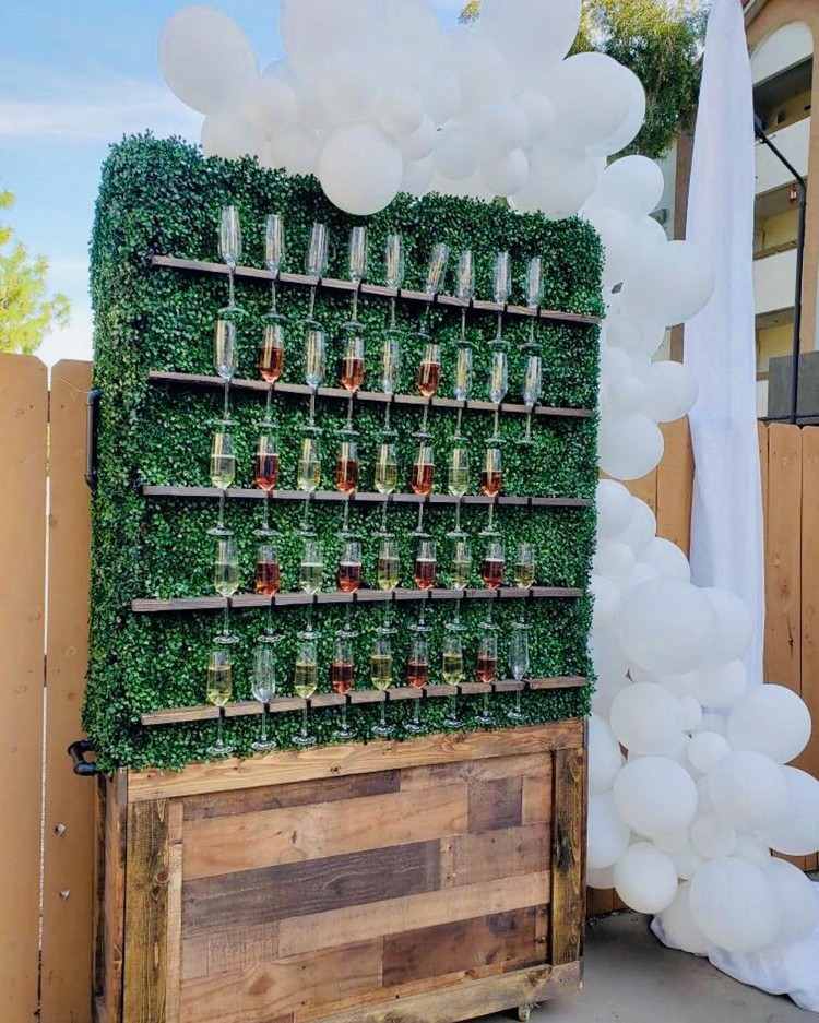 Šampanské a stena Prosecco s balónovým oblúkom