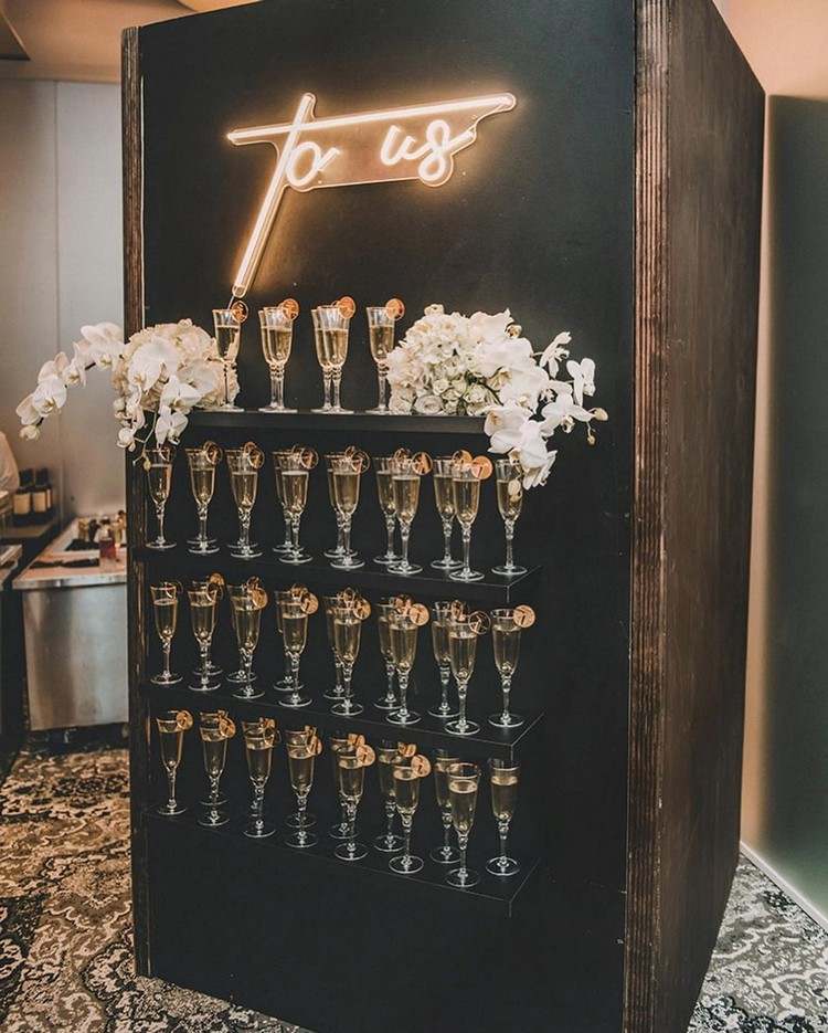 Neónové nápisy a poháre na šampanské na recepcii na šampanské