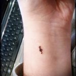 prosty tatuaż na nadgarstku - zdjęcie gotowego tatuażu 02092016 7254 tatufoto.ru