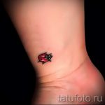 prosty mały tatuaż owada - zdjęcie
