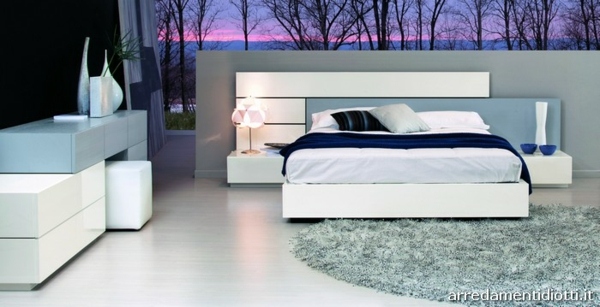 Fialové akcenty v spálni