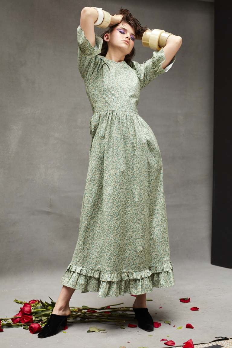 Prairie šaty kombinujú módne trendy letné boho šaty vintage líčenie očí fialové