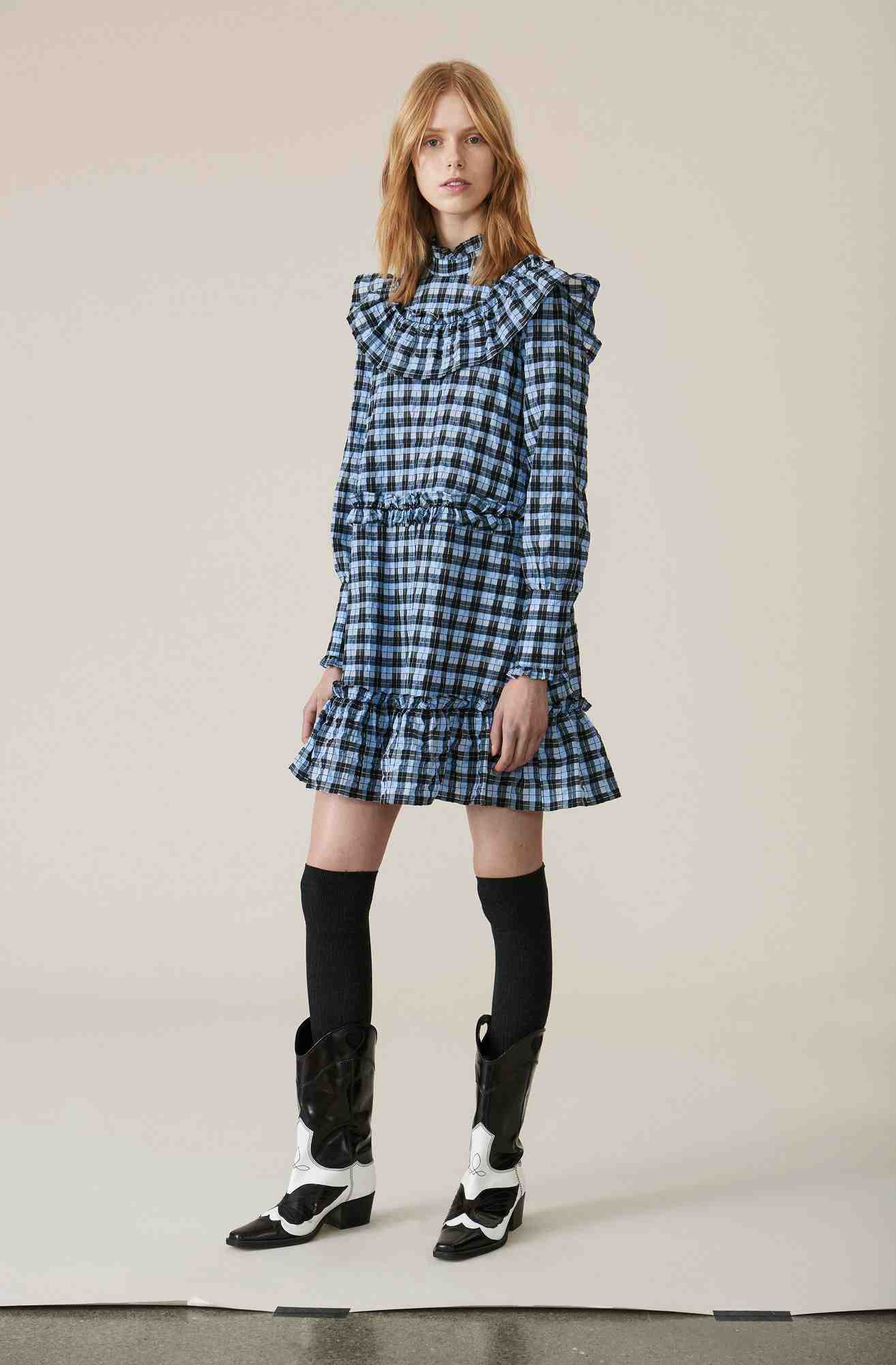 Prairie šaty kombinujú módny trend krátke šaty kárované kovbojské čižmy medená farba vlasov