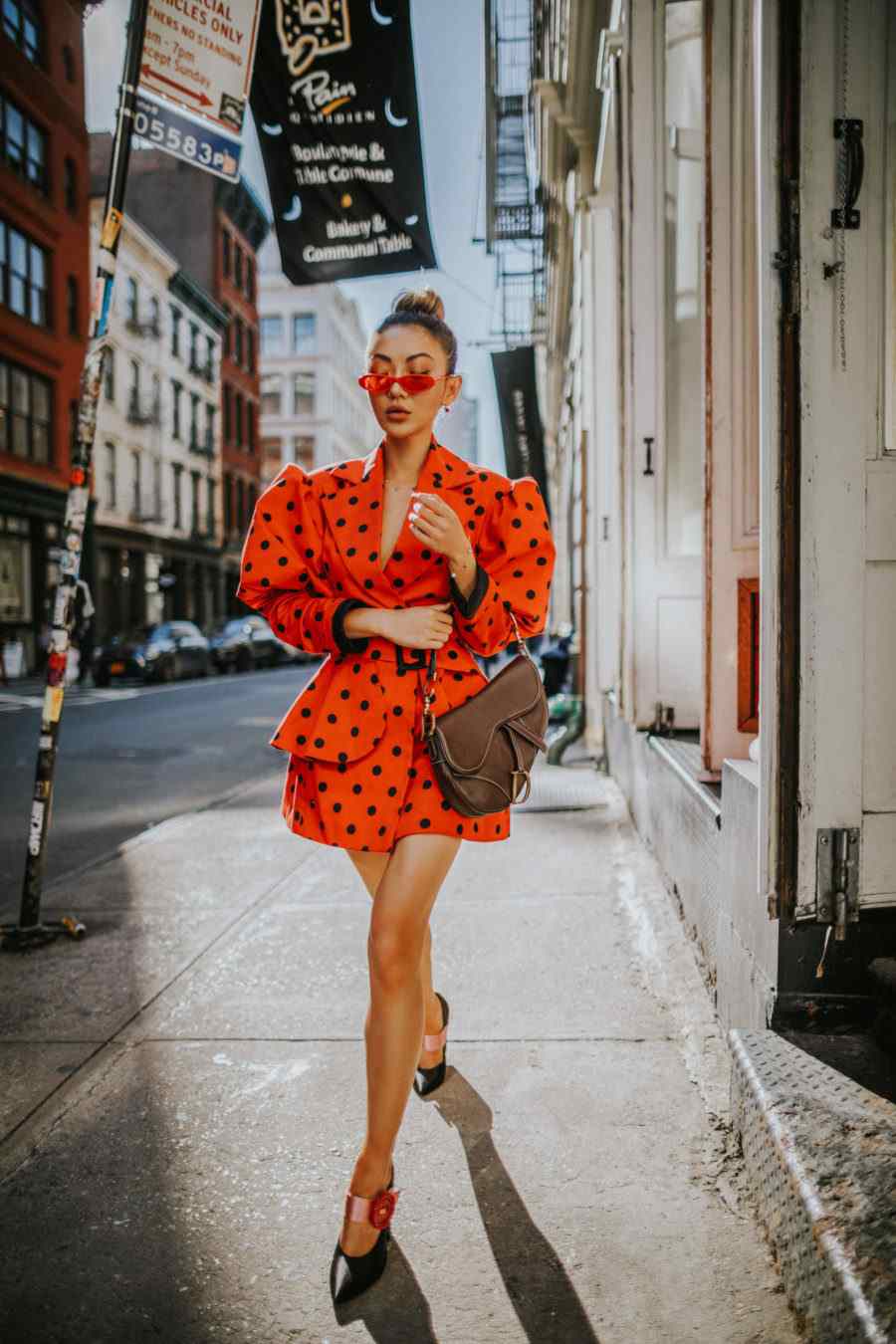 Polka bodky šaty červené naberané rukávy kombinujú vysoké podpätky s červenými mini slnečnými okuliarmi