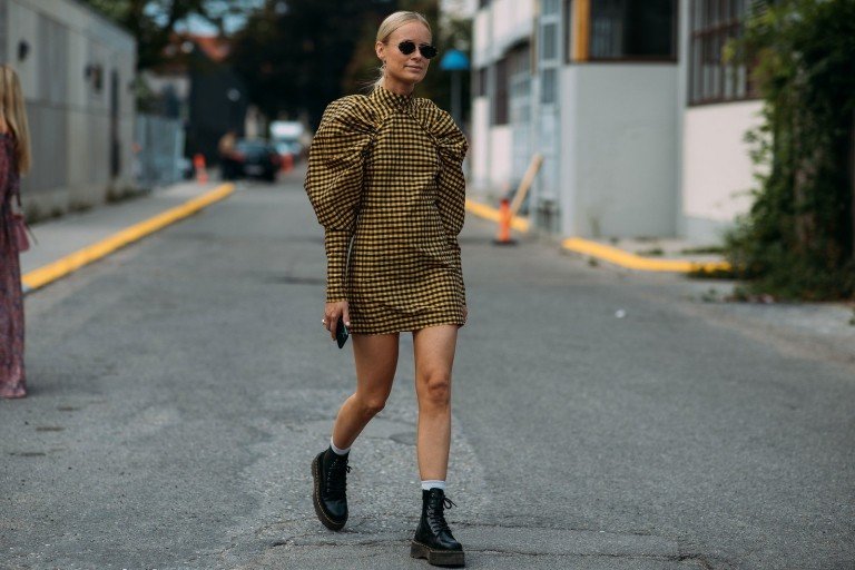 Puff rukávy kombinovať čierne členkové topánky svetlé blond vlasy trendy leto 2019