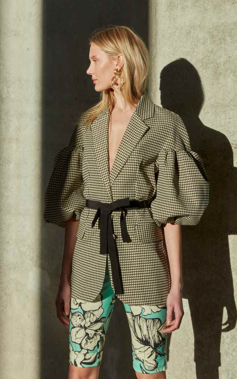 Puklé rukávy s nápisom Blazer kombinujú cyklistické šortky módne trendy leto 2019 blond vlasy