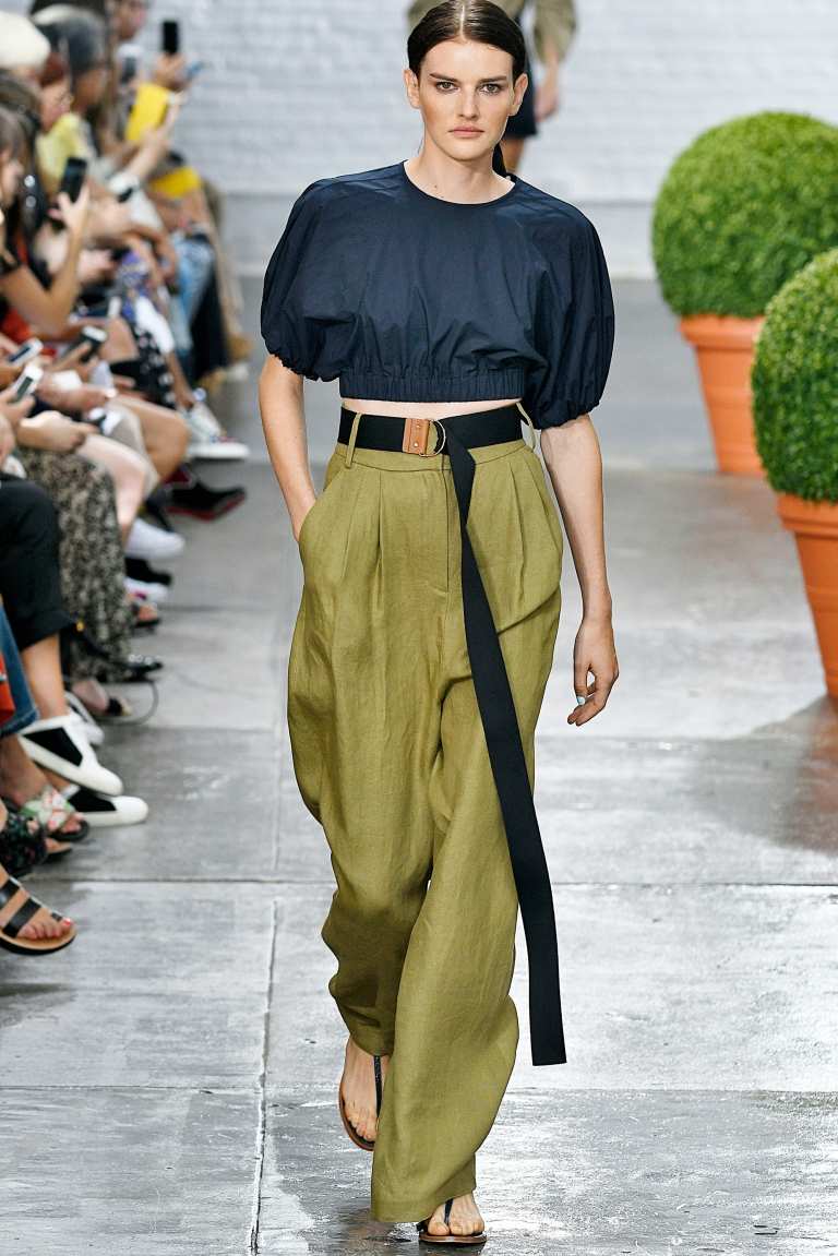 Puff rukávy v obilí kombinujú ľanové nohavice sandále módne trendy v lete