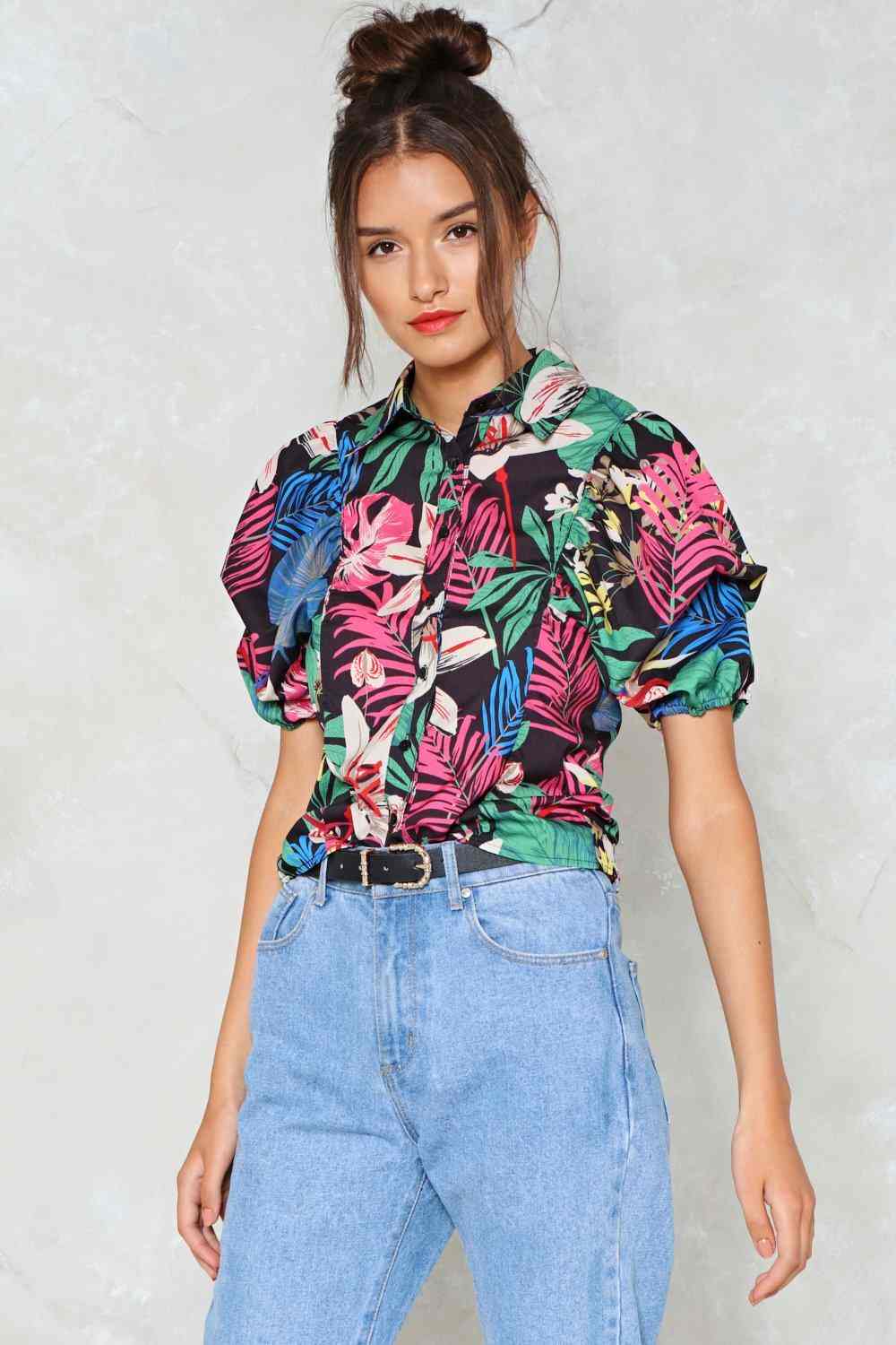 Košeľa s kvetinovým vzorom nafúknutých rukávov kombinuje rifle mama svetlo modrý účes leto