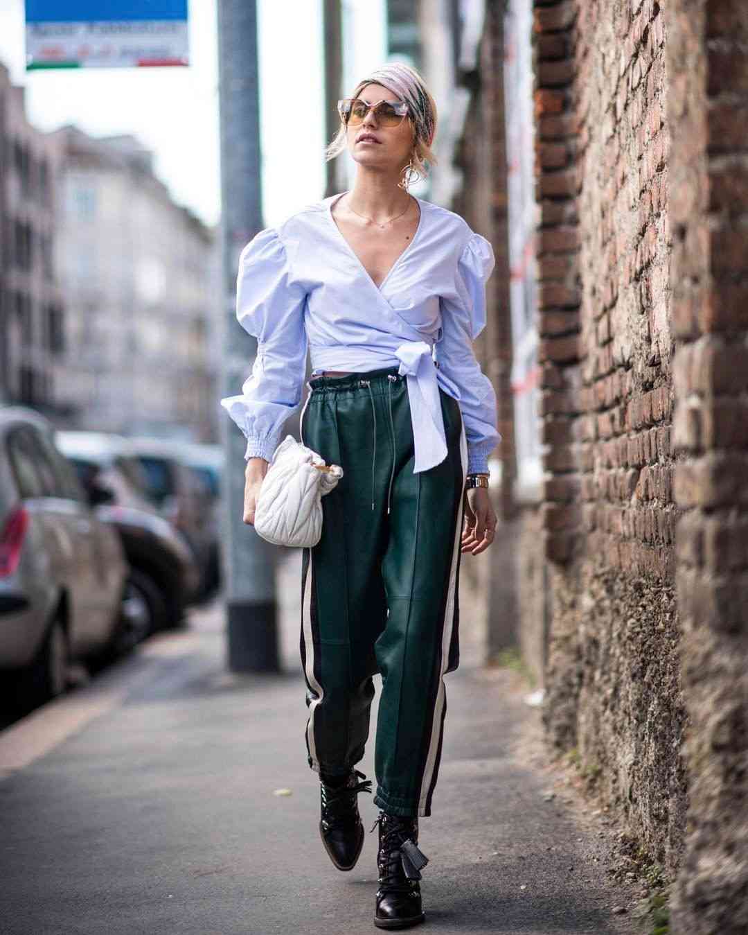 Košeľa Blúzka Puff rukávy Kombinovať Tepláky Outfit Módne trendy Vlasové doplnky