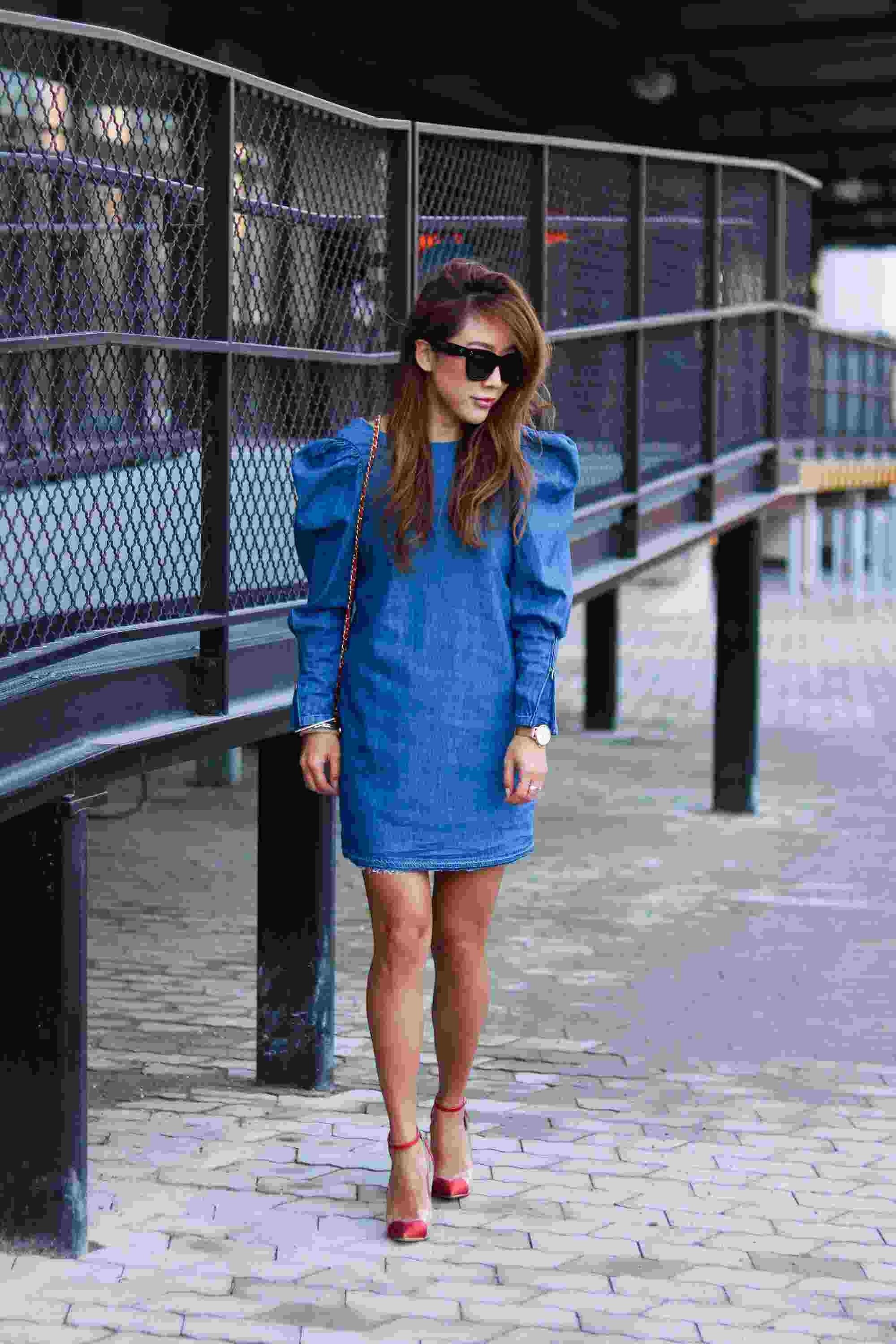 Riflové rukávy z rifľových vlasov kombinujú letné hnedé vlasy s vysokými podpätkami