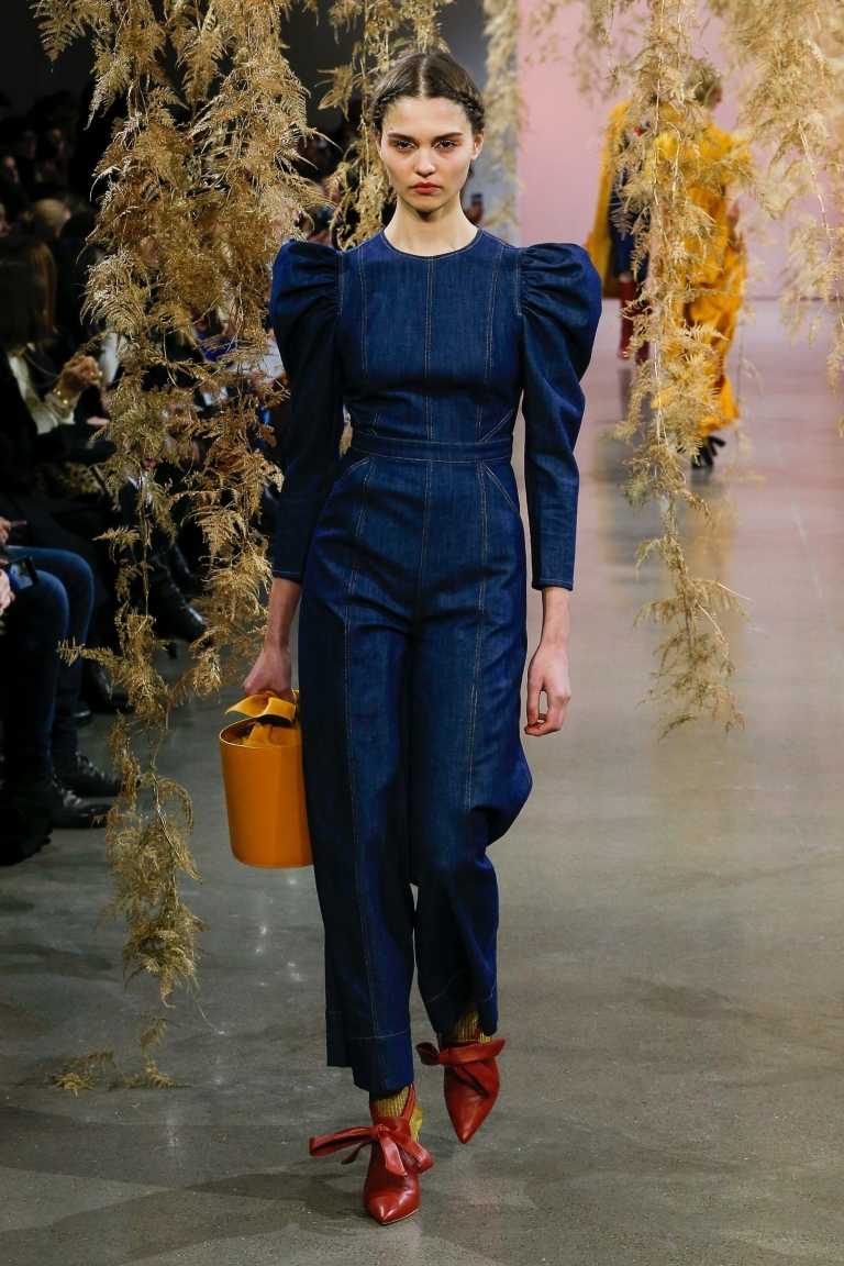 Puklinové rukávy kombinézy kombinujú červené topánky denim trend leto 2019