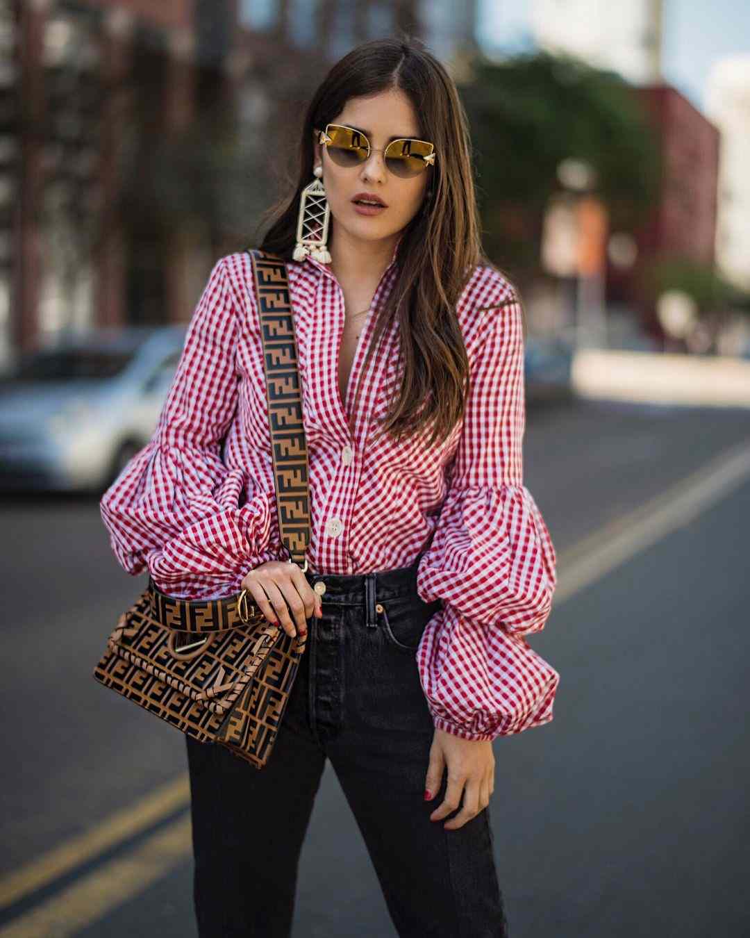 Kárované košeľové rukávy kombinujú módne trendy úzke džínsy a náušnice