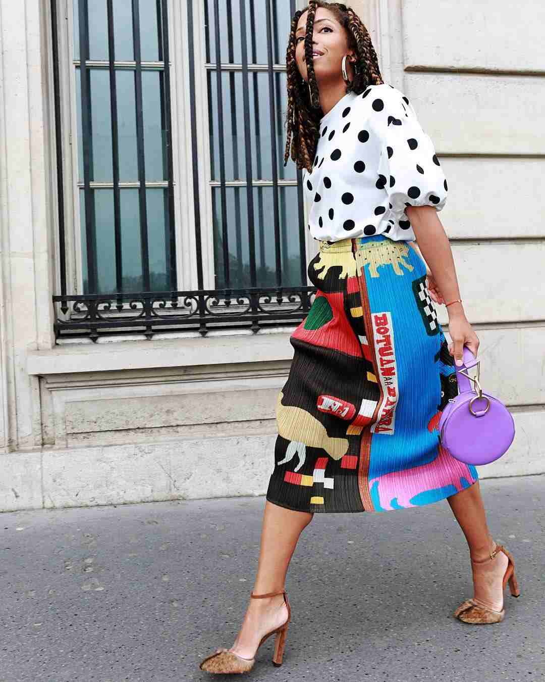 Polka dots blúzka blúzkové rukávy kombinovať midi sukne leo vzor vysoké podpätky účesy nápady