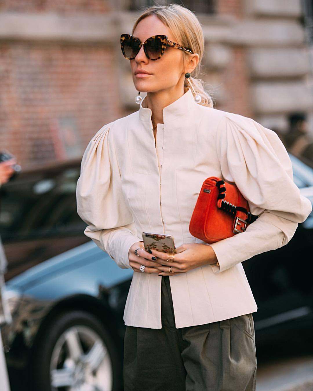 Puffové rukávy kombinujú béžové slnečné okuliare s oblečením v štýle blond vlasy