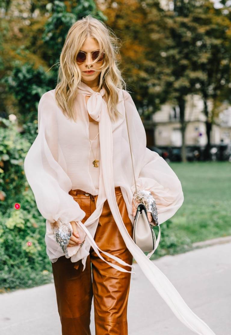 Puff rukávy kombinovať košeľu blúzka kožené nohavice hnedé blond vlasy módne trendy leto