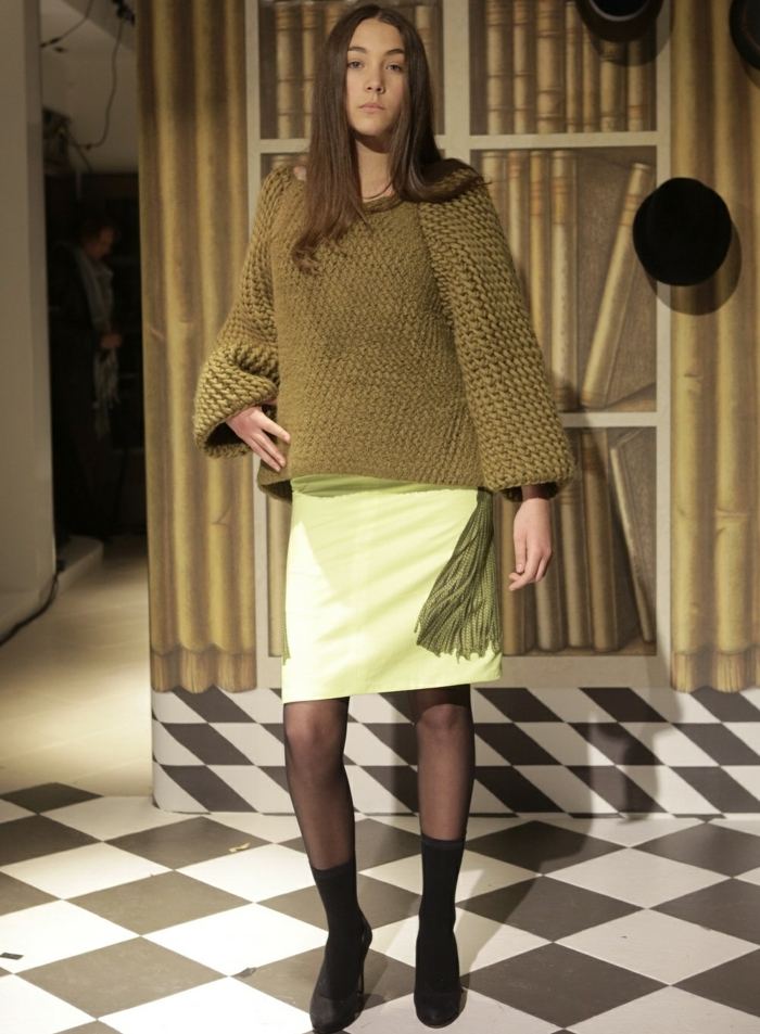 zelený sveter široké rukávy moderný Rike Feurstein