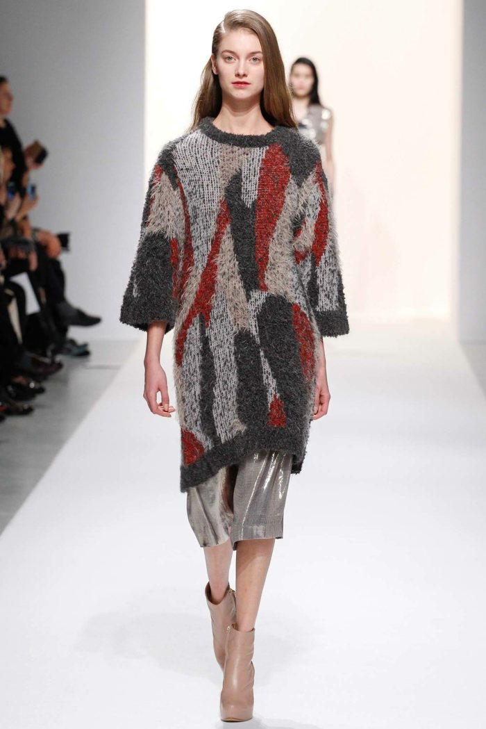 farebné svetre trendy 2015 moderný štýlový červeno sivý biely Hussein Chalayan