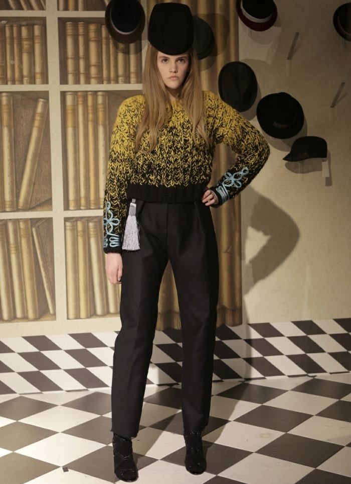 Krátky sveter, moderné čierne dámske nohavice, inšpiroval nápady Rike Feurstein