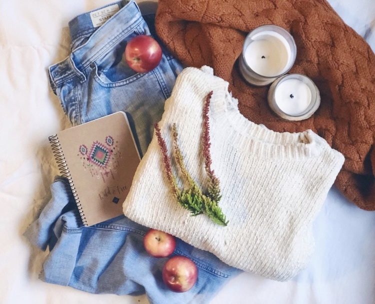 Svetrový outfit na jeseň pre ženy s postavou V.