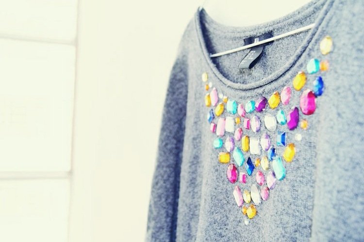 Svetr s kamienkami púta pozornosť Sveter-skrášliť-trblietky-kamienky-okolo-goliera