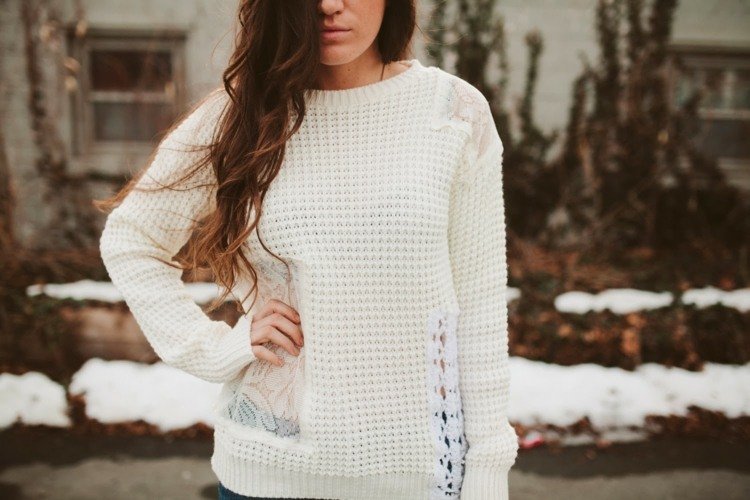 Sveter s čipkovými detailmi - veľmi módny kúsok oblečenia Návod na sveter-ozdoba-čipka-na ušitie