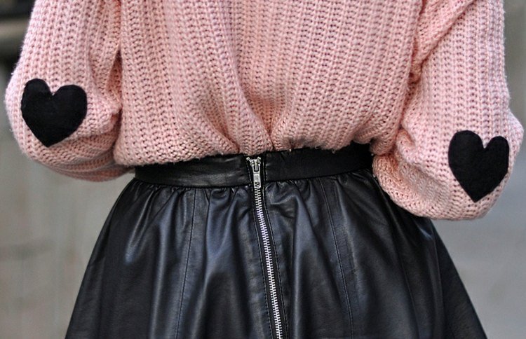 Sveter s koženými nášivkami na mašli na ruke Mašľa sveter-ozdobná koža-nášivka