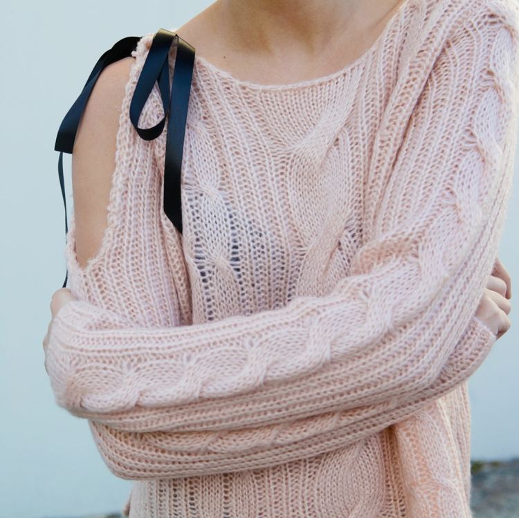 Sveter mimo pleca s mašličkou ako ozdoba Sveter-ozdobiť-bez ramienok-mašle-nápady